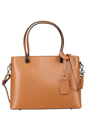 Sac à main en cuir fauve avec double poignée, bandoulière amovible et une petite étiquette attachée à une des poignées.