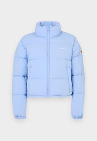 Svetlomodrá skrátená puffer bunda s vysokým golierom, predným zipsom, prešívanou štruktúrou a vyšitým logom na hrudi.