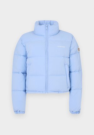 Vaaleansininen lyhyt untuvatakki korkean kauluksen, etuvetoketjun, tikatun pinnan ja rintalogolla.