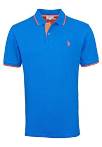 Modra polo majica iz bombaža. Ima oranžni rob ovratnika in manšet, dva gumba na zapenjanju ter majhen vezen logotip na prsih.