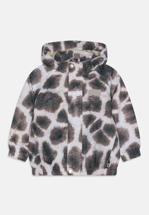 Veste en imprimé léopard avec capuche, présentant une texture de tissu doux dans des nuances de marron et de blanc, avec des fermetures à pression et des poignets élastiques.