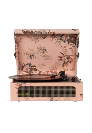 Lecteur de disques portable Crosley rose avec motif floral, couvercle ouvert et disque vinyle sur la platine.