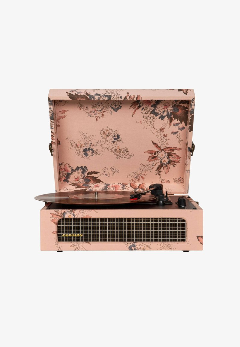 Lecteur de disques portable Crosley rose avec motif floral, couvercle ouvert et disque vinyle sur la platine.