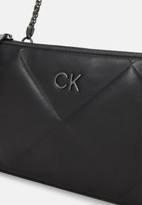 Calvin Klein RE-LOCK CROSSBODY - Taška s příčným popruhem - black