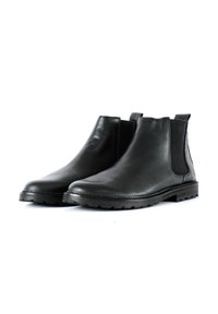 Schwarze Leder-Ankle-Boots mit elastischen seitlichen Einsätzen, abgerundeter Spitze und strukturiertem Gummisohle. Verfügt über ein minimalistischem Design und einen eleganten Abschluss.