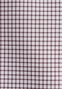 Tissu tissé marron et blanc avec un petit motif en damier formant des carrés texturés disposés en grille.