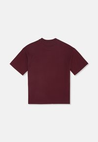 T-shirt bordeaux à manches courtes avec un col rond, fabriqué en tissu coton. Design simple sans motifs ni détails métalliques.