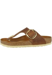 Sandale en cuir marron avec un accent de boucle en or, semelle en liège et semelle extérieure de couleur claire, présentant une surface lisse et un design minimaliste.