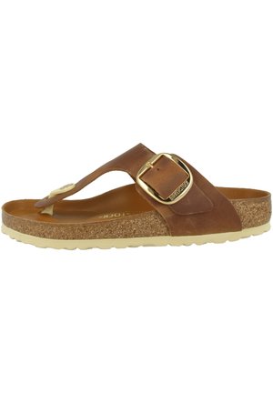 Sandale en cuir marron avec un accent de boucle en or, semelle en liège et semelle extérieure de couleur claire, présentant une surface lisse et un design minimaliste.