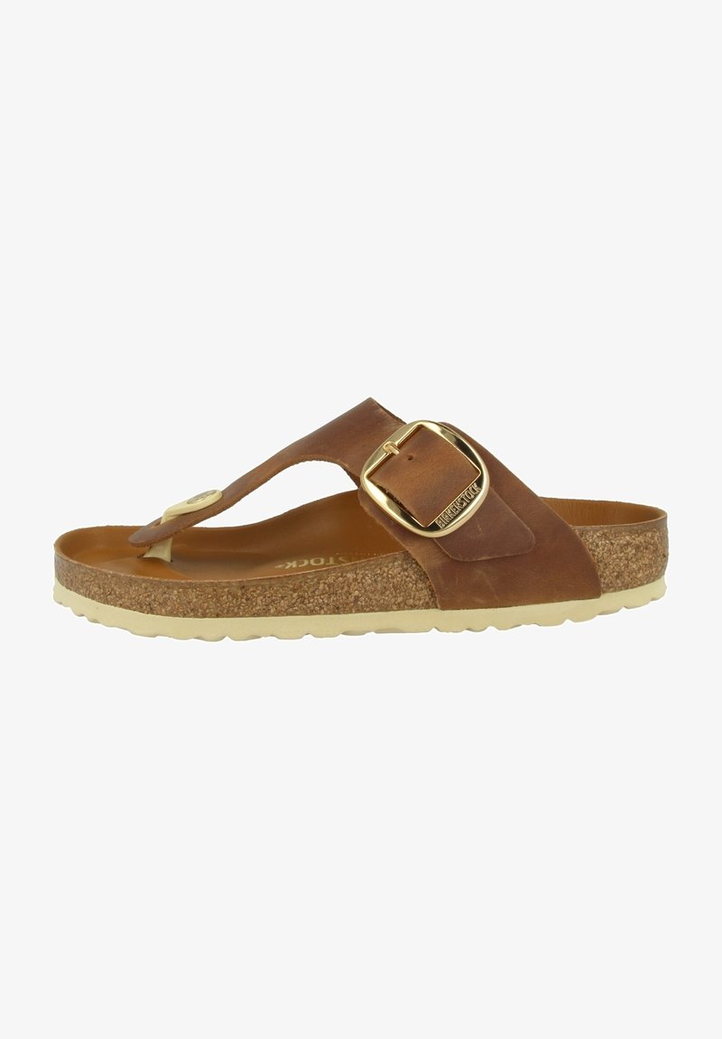 Bruine leren flip-flop sandaal met een gouden gesp accent, kurken zool en lichtgekleurde loopzool, met een glad oppervlak en een minimalistisch ontwerp.