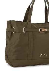 Borsa tote verde oliva in nylon. Presenta manici a doppia tracolla, accessori in tonalità oro e dettagli cuciti. Logo impresso sul lato.
