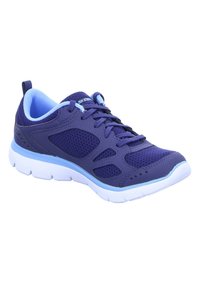 Zapatilla deportiva de color púrpura con parte superior de malla, acentos en azul claro, punta redondeada, suela blanca flexible y detalles estampados en los laterales.