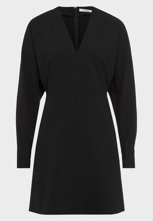 Svart kjole med V-hals, lange ermer og slim fit midje. Glatt tekstur og minimal sømdetalj. Skjult glidelås i ryggen.