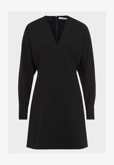 Rochie neagră cu decolteu în V, mâneci lungi și talie ajustată. Textură netedă și detalii minime de cusătură. Închidere cu fermoar ascuns la spate.