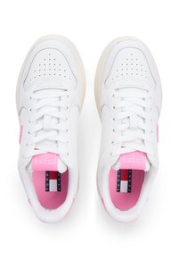 Λευκά συνθετικά αθλητικά παπούτσια με ροζ λεπτομέρειες, επίπεδα κορδόνια, διάτρητο μπροστινό μέρος, μαλακό ροζ εσωτερικό πέλμα και ετικέτα με λογότυπο στη φτέρνα.