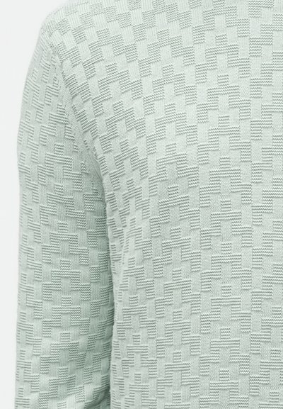 Pull vert clair en maille présentant un motif texturé avec des formes géométriques. Les détails comprennent un col côtelé et un tissu doux.