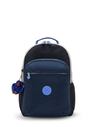 Marineblauer und schwarzer Rucksack mit vorderer Reißverschlusstasche, blauem runden Logo und aushängendem blauen Plüschaffen-Schlüsselanhänger an der Seite.