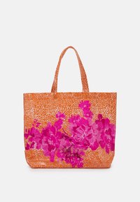 Grand sac fourre-tout en tissu orange texturé, avec des motifs floraux roses vifs et deux poignées solides.