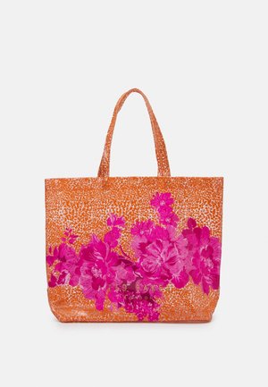 Stor tote bag lavet af struktureret orange stof, med livlige rosa blomster mønstre og to robuste håndtag.