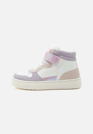 Pantof sport cu partea superioară înalță, cu panouri albe, lavandă și bej, părți laterale perforate, talpă albă, șireturi și bandă velcro roz irizată.