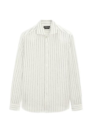 Biała koszula na długi rękaw, zapinana na guziki, z cienkimi pionowymi czarnymi paskami i klasycznym kołnierzem, ułożona na płasko na białym tle.