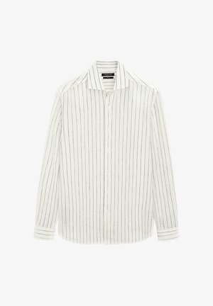 Biała koszula na długi rękaw, zapinana na guziki, z cienkimi pionowymi czarnymi paskami i klasycznym kołnierzem, ułożona na płasko na białym tle.