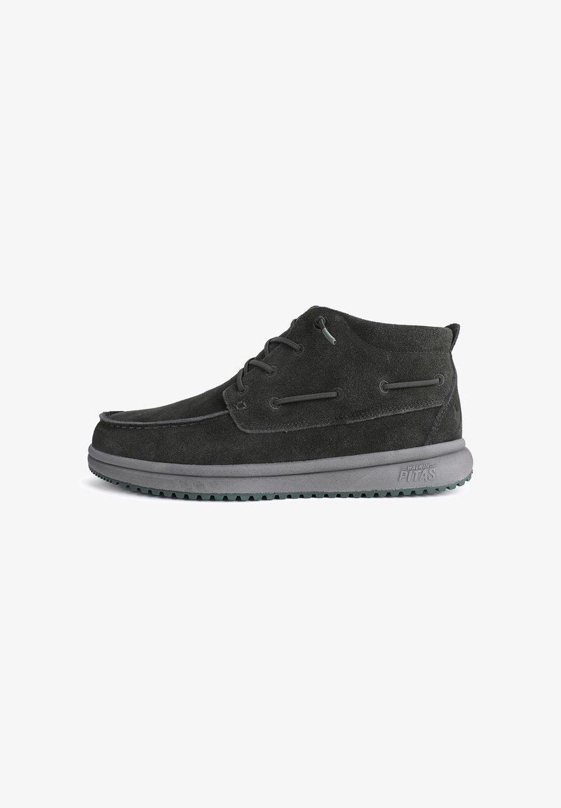 Bottines chukka en daim gris foncé avec un bout arrondi, des coutures surélevées, un design à lacets et une semelle en caoutchouc texturée. Style minimaliste avec des accents subtils.