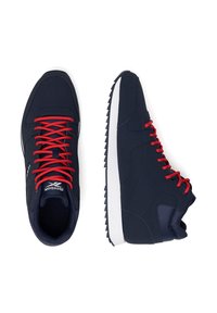 Námořnické modré vysoké tenisky s červenými tkaničkami, bílou podrážkou, hladkým syntetickým materiálem, polstrovaným límcem a texturovanými akcenty po stranách.