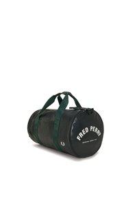 Borsa da viaggio verde in vinile con accenti neri, dotata di due manici, chiusura con zip e testo del logo bianco. Forma rotonda con texture resistente.