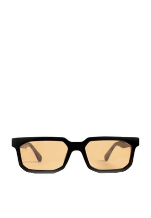 Occhiali rettangolari neri con montatura spessa e lenti sfumate marrone chiaro, mostrati su uno sfondo bianco.