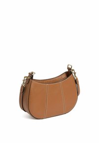 Borsa a tracolla in pelle marrone con forma curvata, dettagli in cucitura bianca, tracolla regolabile e finitura testurizzata. Presenta dettagli in metallo dorato.