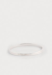 Bracciale in argento con un design liscio e sottile, con una finitura lucida. Il bracciale ha una forma ellittica, evidenziando uno stile minimalista.