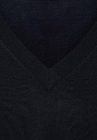 Jersey negro de punto con un diseño de escote en V. La textura es suave con un sutil patrón acanalado a lo largo del escote y los bordes.