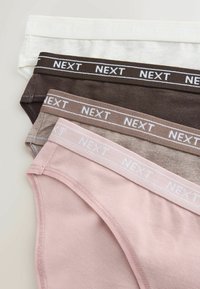 Quatre culottes pour femmes pliées en blanc, marron foncé, taupe et rose clair avec des ceintures arborant la marque « NEXT ».