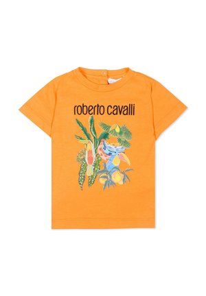 T-shirt orange à manches courtes pour tout-petit avec le texte « roberto cavalli » et un imprimé tropical coloré de toucans et de feuillage vert à l'avant.