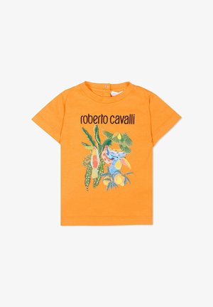 Camiseta naranja de manga corta para niño pequeño con texto "roberto cavalli" y un estampado tropical colorido de tucanes y follaje verde en la parte delantera.