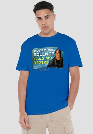 Blaues Baumwoll-T-Shirt mit einem Grafikdruck, auf dem der Text "UNDOMESTICATED EQUINES COULD NOT REMOVE ME" sowie ein Charakterbild aus Stargate SG-1 zu sehen ist.