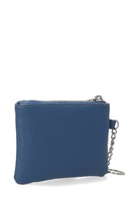 Niebieski skórzany portfel o teksturowanym wykończeniu, z zamknięciem na zamek błyskawiczny oraz metalowym łańcuszkiem do przypięcia breloczka. Kompaktowy prostokątny kształt.