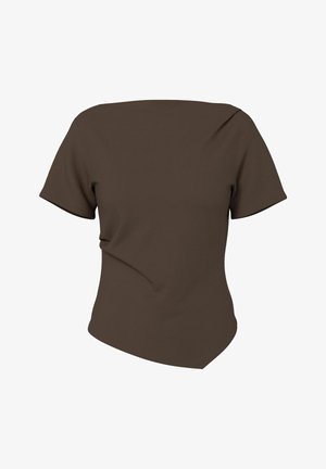 Bruine nauwsluitende T-shirt met korte mouwen, een licht asymmetrische zoom en een zachte stoftextuur tegen een witte achtergrond.