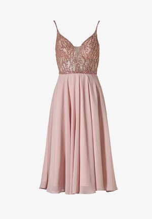 Robe en chiffon rose avec un corsage en sequins, décolleté en V profond et fines bretelles spaghetti. Jupe fluide et plissée sous la taille.