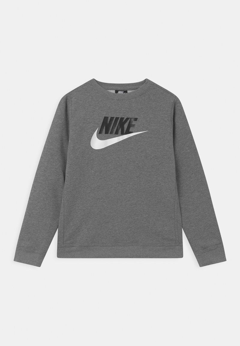 Sweat-shirt gris à manches longues et col rond avec un logo et une virgule Nike noirs et blancs sur la poitrine, posé à plat sur un fond uni clair.