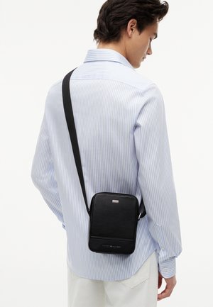 Tommy Hilfiger, CENTRAL - Taška s příčným popruhem - black