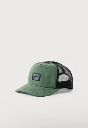 Berretto con pannello frontale verde, retro in rete nera e una piccola toppa rettangolare con un logo stilizzato sulla parte anteriore.