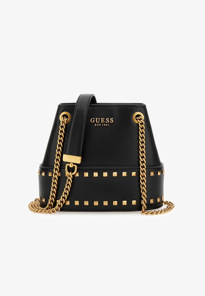 Musta nahkainen ämpärilaukku, jossa on kultaiset yksityiskohdat, pyramidimuotoiset niitit pohjassa ja ketjunauha. Edessä on brändin nimi kohokuvioituna.