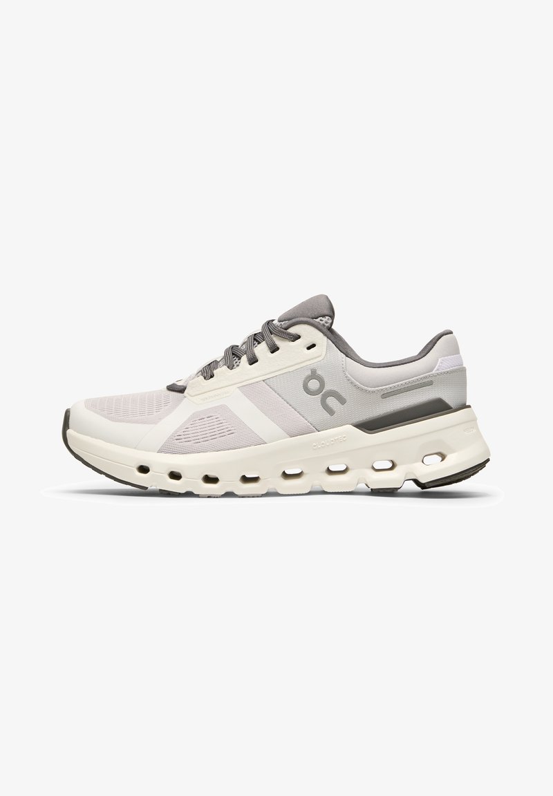 Scarpa sportiva bianca e grigia con tomaia in rete traspirante, suola ammortizzata con ritagli e un marchio discreto sul lato.