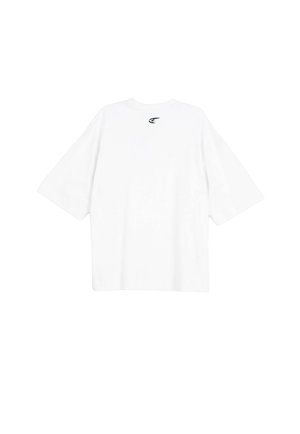 Biały, oversize t-shirt z krótkim rękawem, pokazany od tyłu, z małym czarnym abstrakcyjnym logo umieszczonym na środku blisko dekoltu.