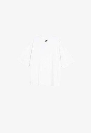 Biały, oversize t-shirt z krótkim rękawem, pokazany od tyłu, z małym czarnym abstrakcyjnym logo umieszczonym na środku blisko dekoltu.