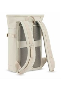 Mochila beige con tapa enrollable, correas acolchadas, panel trasero de malla y hebillas ajustables; textura suave con un diseño estructurado.