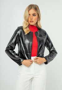 Zwarte nep leren cropped jack met een rits aan de voorkant, ronde halslijn en een slim-fit ontwerp, aangevuld met een gladde, glanzende textuur.