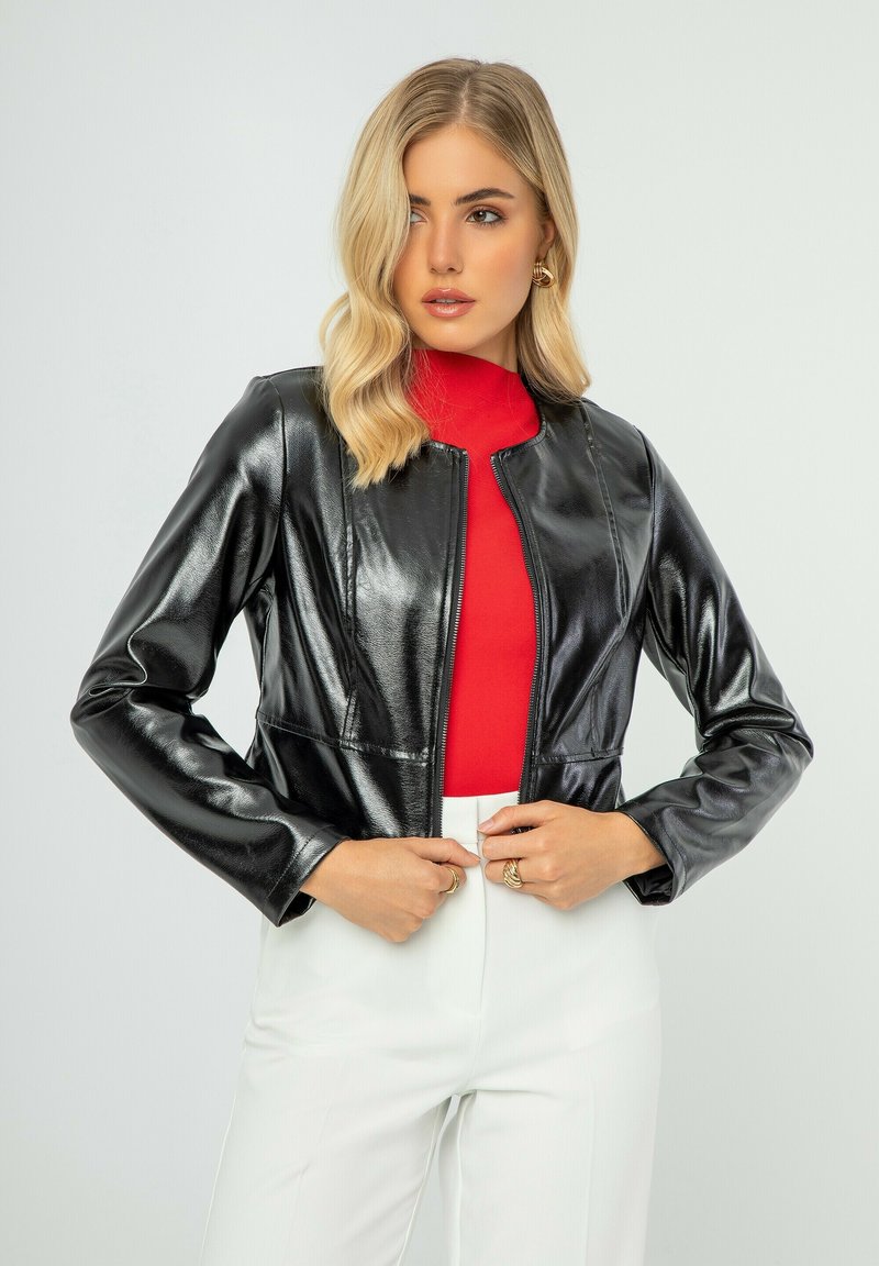 Zwarte nep leren cropped jack met een rits aan de voorkant, ronde halslijn en een slim-fit ontwerp, aangevuld met een gladde, glanzende textuur.